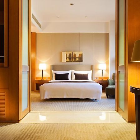 Ambassador Hotel Hsinchu Luaran gambar A bedroom at the Mandarin Oriental, Hong Kong
