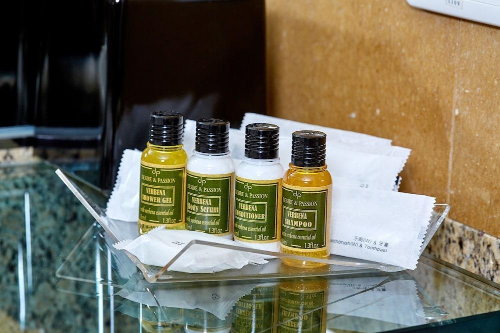 Ambassador Hotel Hsinchu Luaran gambar A selection of toiletries