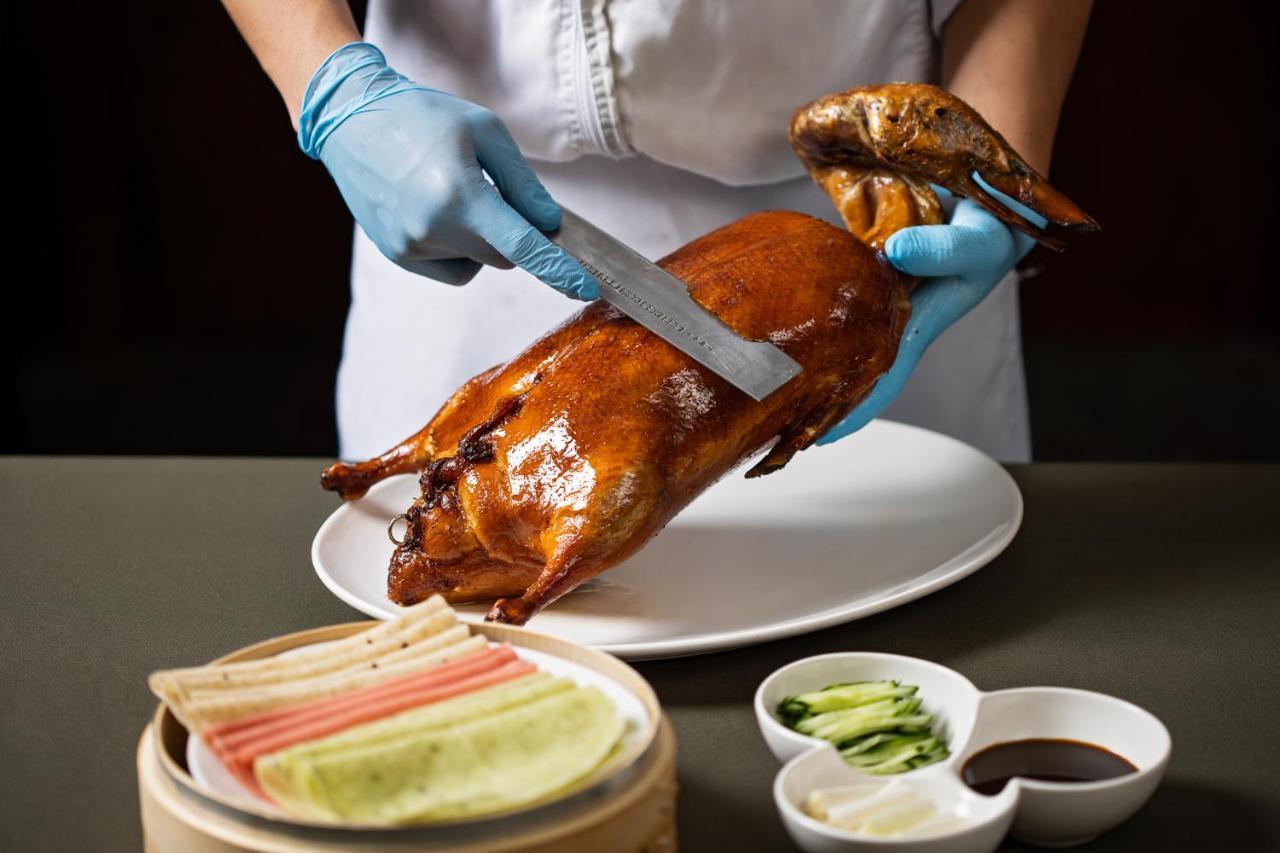 Ambassador Hotel Hsinchu Luaran gambar Peking duck being prepared