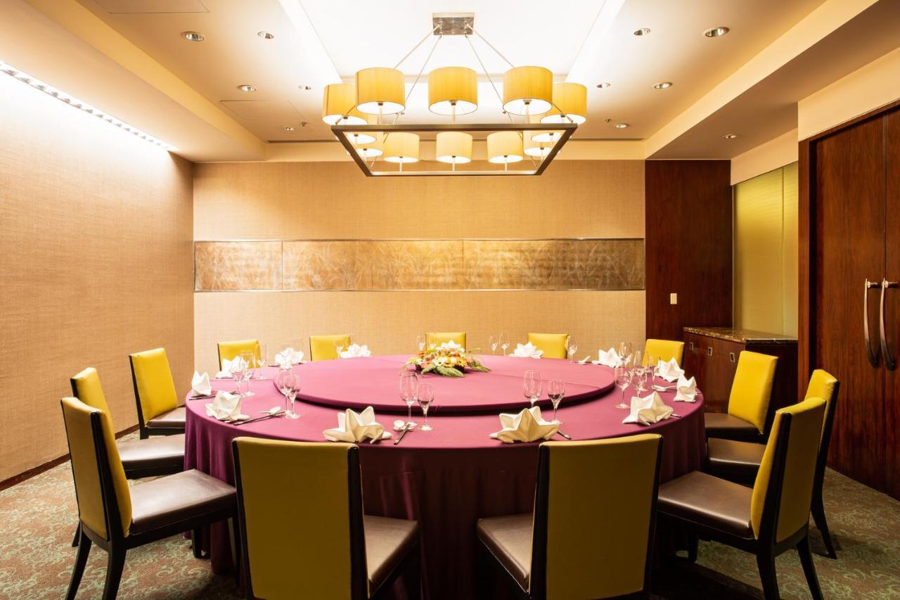 Ambassador Hotel Hsinchu Luaran gambar A private dining room at a restaurant in Hong Kong