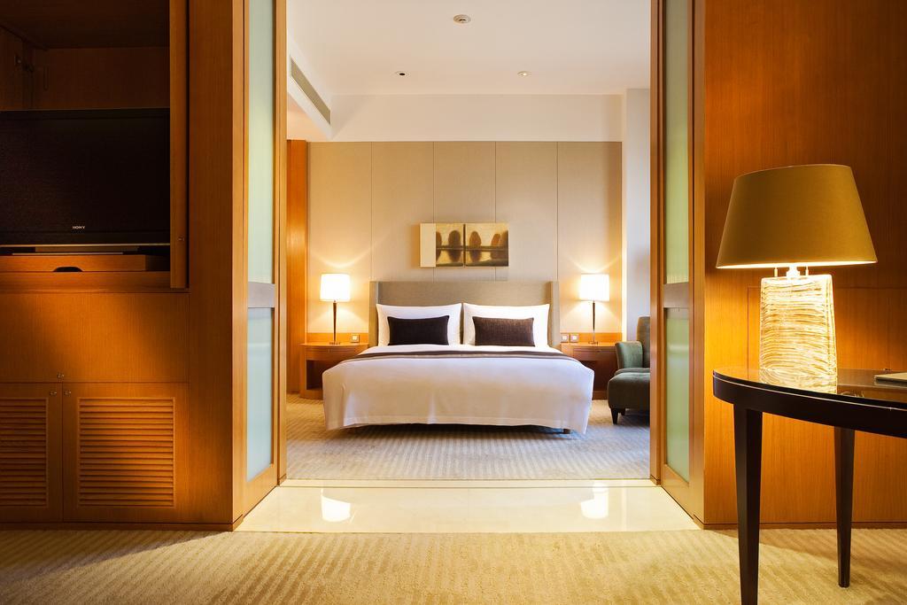 Ambassador Hotel Hsinchu Luaran gambar A bedroom at the Mandarin Oriental, Hong Kong