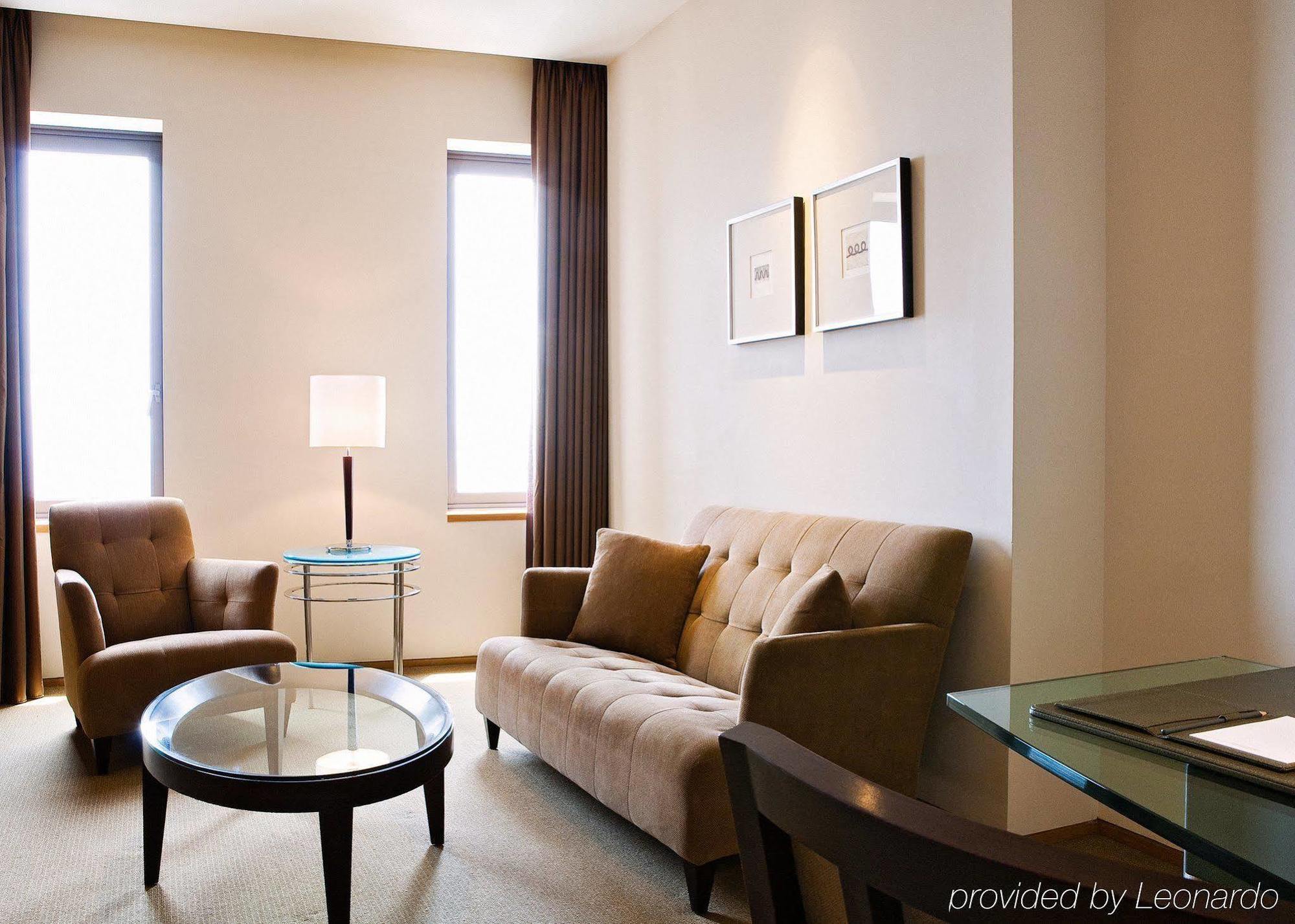Ambassador Hotel Hsinchu Bilik gambar A living room in a suite at the hotel